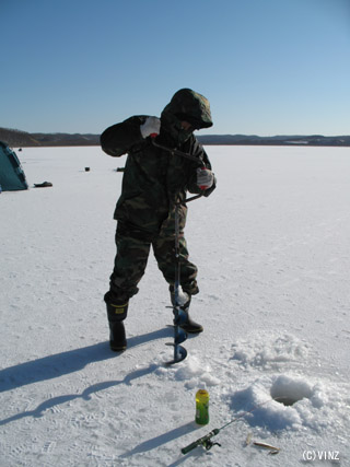 雪景色 北海道 道東 達古武沼 ワカサギ釣り アイスドリルで湖面に穴を明ける